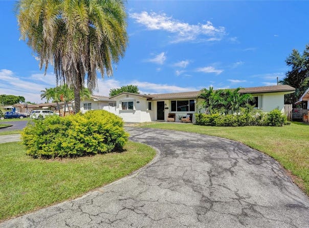 8821 NW 11th St, Pembroke Pines, FL 33024