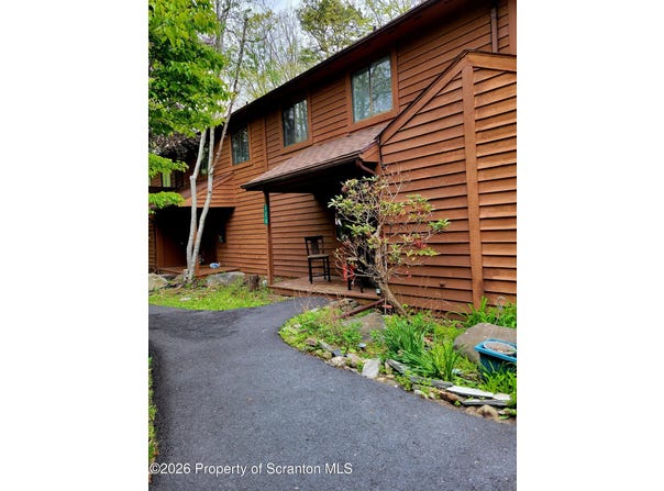 128 Meadow View Court, Bushkill, PA 18324
