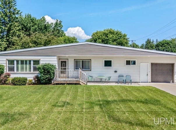 1914 10th S, Escanaba, MI 49829
