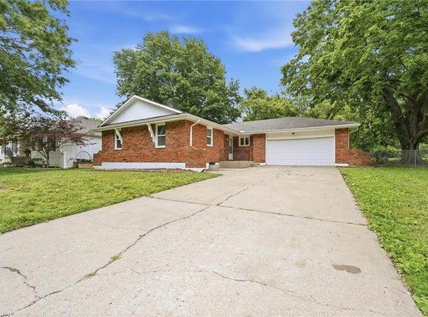 203 N Murphy Drive, Raymore, MO 64083