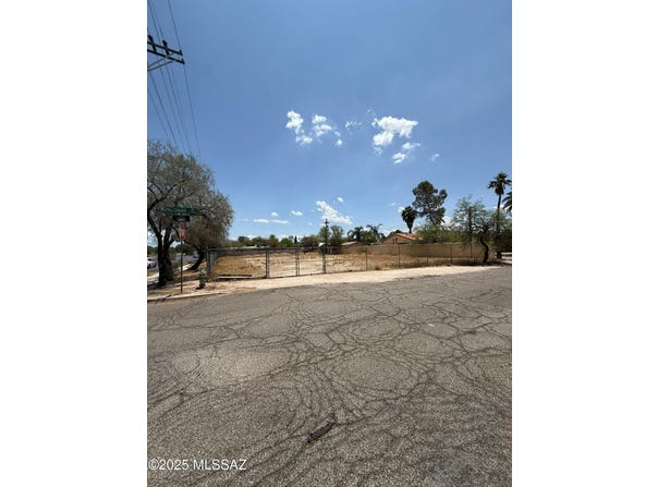 105 S Palomar Drive, Tucson, AZ 85711