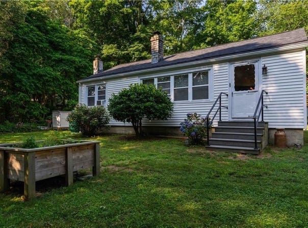 16 Smith Street, Bristol, RI 02890