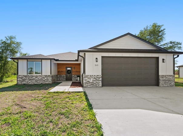313 S Sycamore St, Valley Center, KS 67147