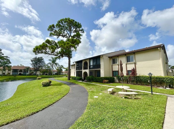 327 Knotty Pine Circle, Greenacres, FL 33463