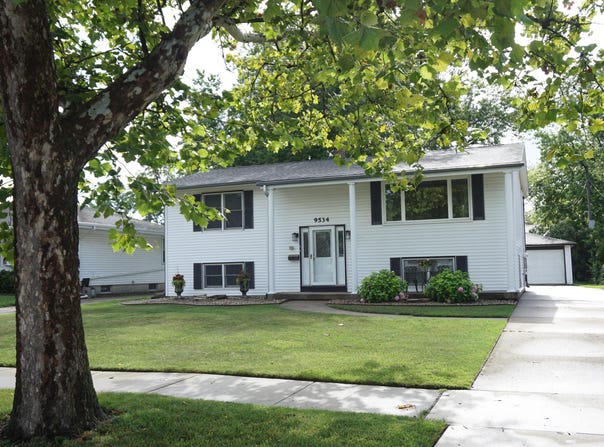 9534 Cypress Avenue, Munster, IN 46321