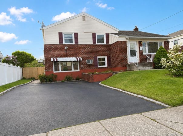 36 Forest Drive, Plainview, NY 11803
