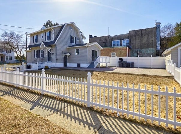 6 Levitt Ave, Bergenfield Boro, NJ 07621-1905