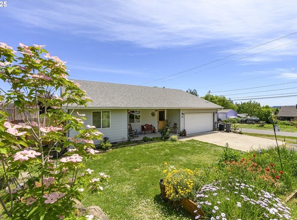 720 N MARKET ST, Lafayette, OR 97127