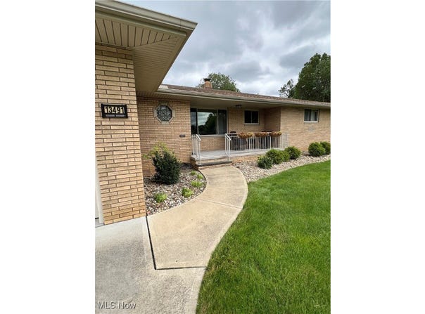 13491 Pineview Court, Middleburg Heights, OH 44130