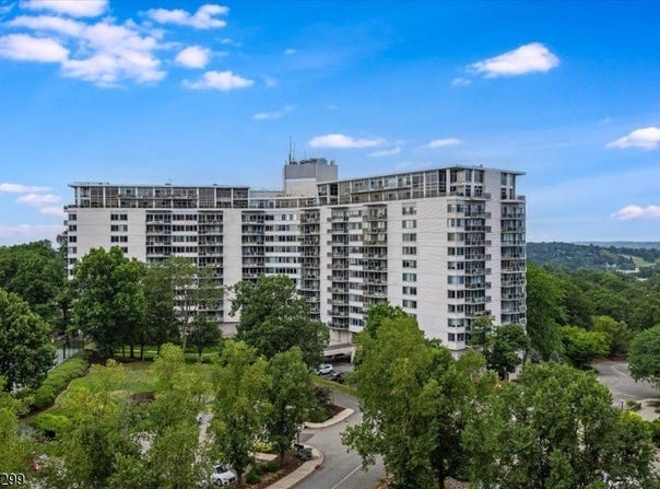 2 Claridge Dr Apt 6LW, Verona Twp., NJ 07044-3025