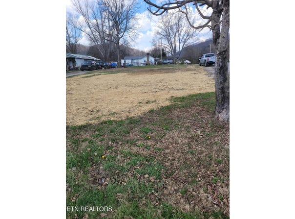 413 E Hemlock St, LaFollette, TN 37766