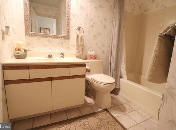 3247 OAKGLEN COURT, LANCASTER, PA 17601