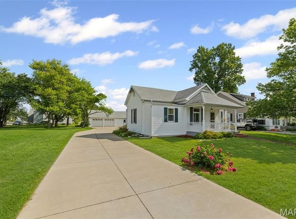 207 W Vine Street, Brighton, IL 62012