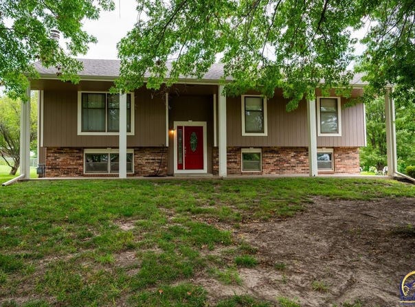 2100 NW Kendall DR, Topeka, KS 66618