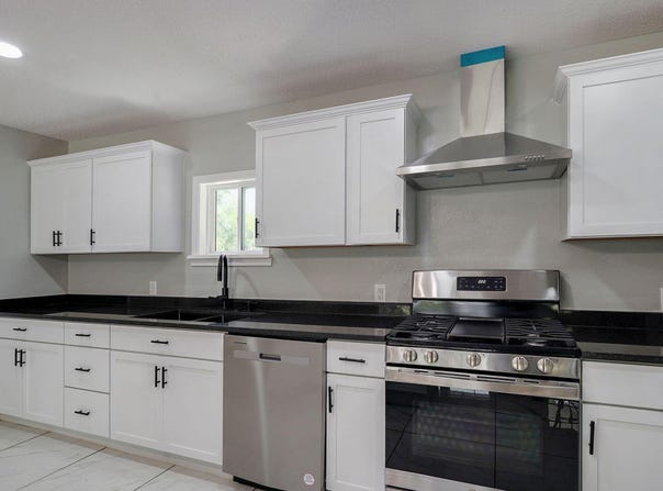 116 E Hadley Street, Aurora, MO 65605