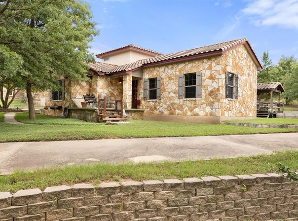 411 Kaanapali LN, Bastrop, TX 78602