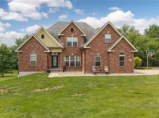 11109 Club View Drive, St Joseph, MO 64505