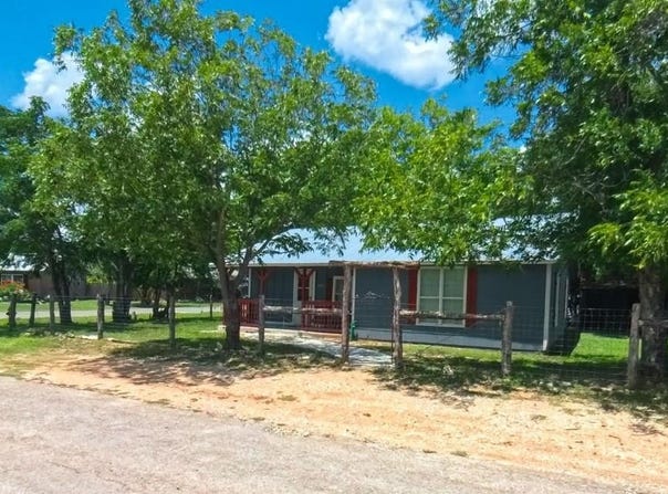 406 7th St, Bandera, TX 78003