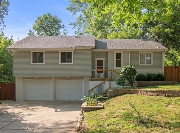 4820 S Kendall Drive, Independence, MO 64055