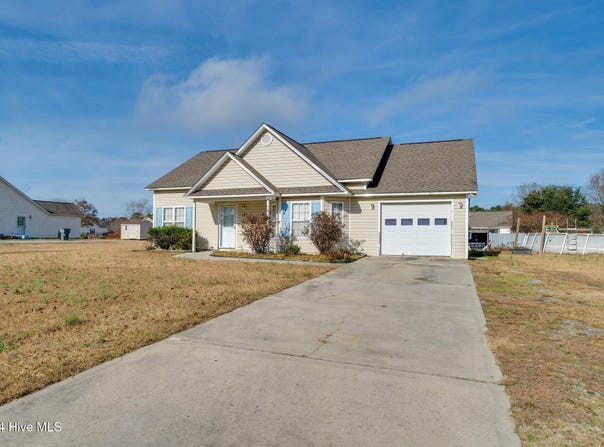 129 Phillip Mills Drive, Teachey, NC 28464