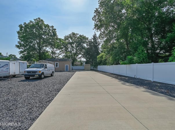 33 Bordentown Trail, Jamesburg, NJ 08831