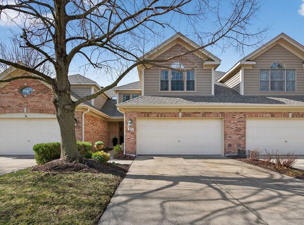811 King Henry Lane, St. Charles, IL 60174