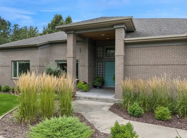 53 Kennedy Pkwy, IA 52246
