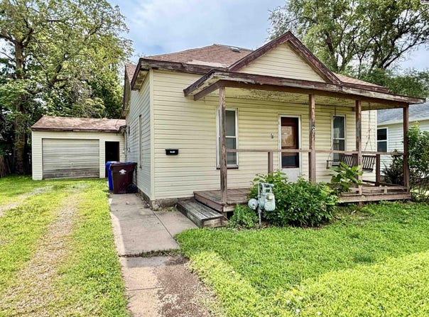 209 S Oak St, McPherson, KS 67460