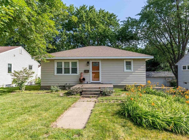 1207 W 9th Street, Cedar Falls, IA 50613