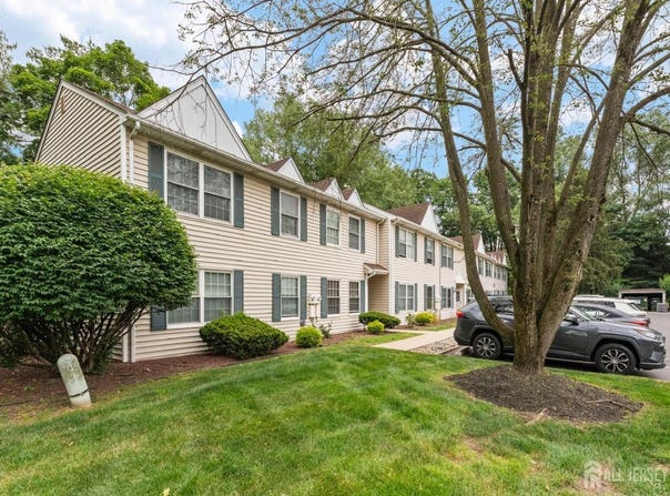 32 Hanover Square, Middlesex, NJ 08846