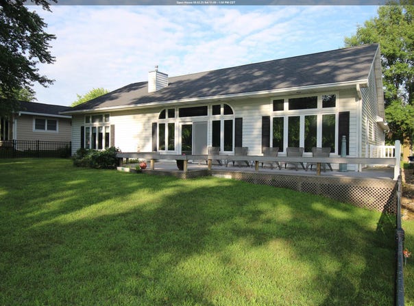 946 Emerald Hills Dr S, Arnolds Park, IA 51331