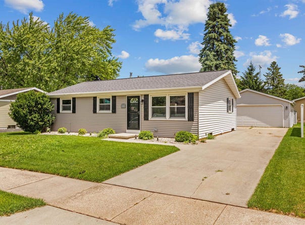 1100 HERITAGE Trail, OSHKOSH, WI 54904