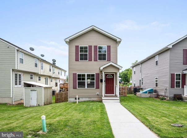 418 S CHARLES STREET, CHARLES TOWN, WV 25414