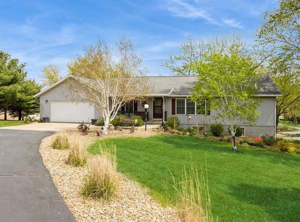 3334 NW Black Hawk Ave, Oxford, IA 52322