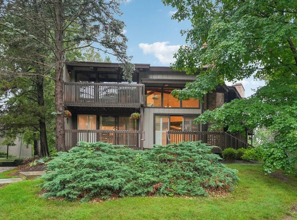 930 Alpine Dr, Fontana, WI 53125