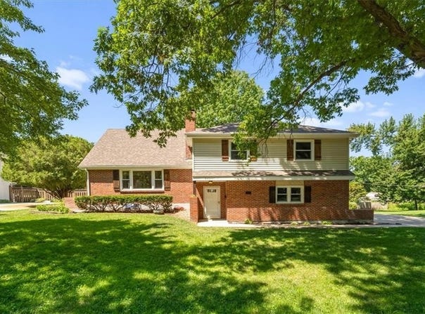 8204 Tomahawk Road, Prairie Village, KS 66208