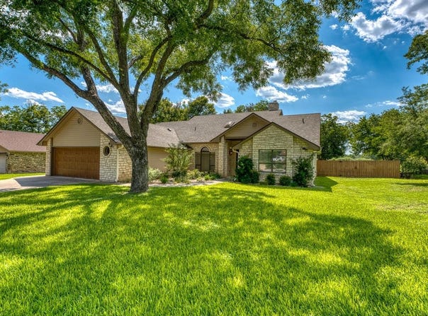 250 Meadowlakes Drive, Meadowlakes, TX 78654