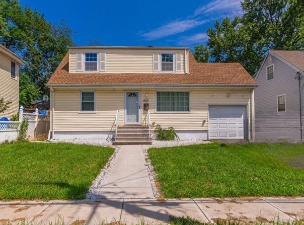 423 E 4Th Ave, Roselle Boro, NJ 07203-1428