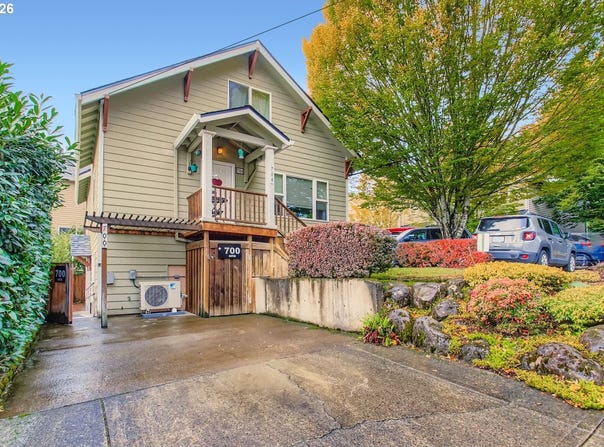 700 BARTON Ave, Gladstone, OR 97027