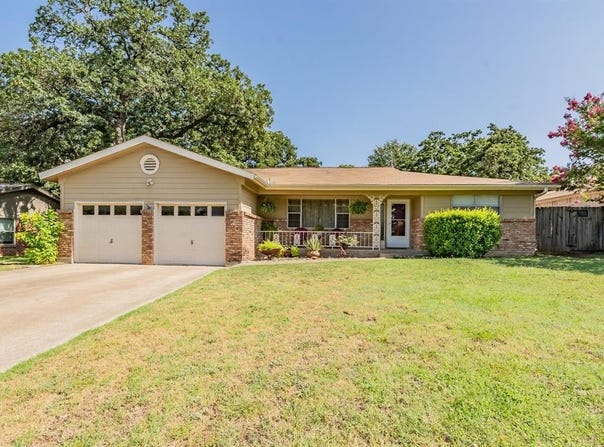 840 Woodcrest Drive, Hurst, TX 76053