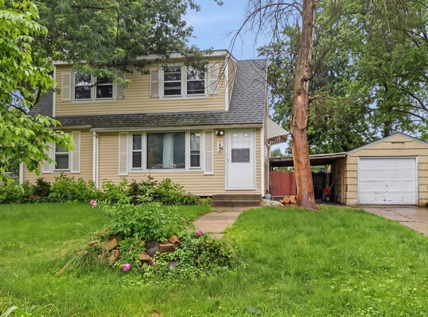 1450 Sandhurst Avenue E, Maplewood, MN 55109
