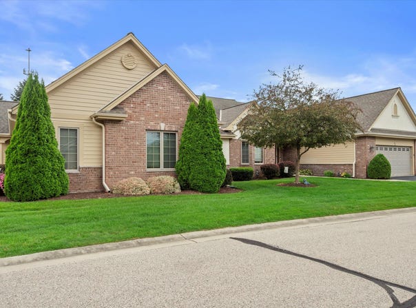 207 Eagles Cove Cir, North Prairie, WI 53153