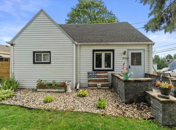 3858 S 37th St, Greenfield, WI 53221