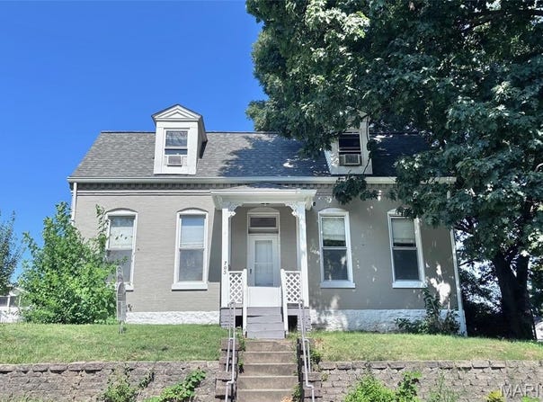 705 N Benton Avenue, St Charles, MO 63301