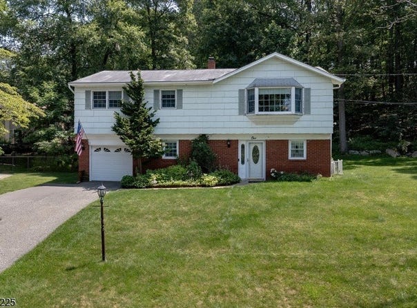 1 Lackawanna Trl, Hopatcong Boro, NJ 07843-1215