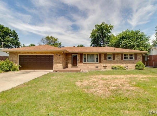 210 Pinewood Drive, Godfrey, IL 62035
