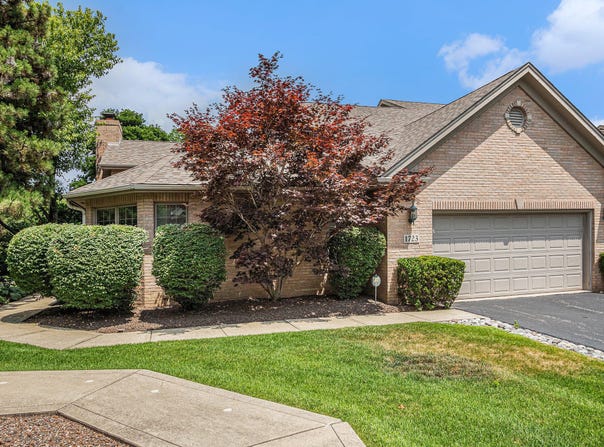 1723 Apple Blossom Drive, Munster, IN 46321