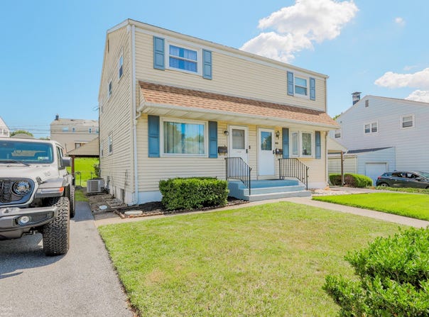 1336 Greenview Drive, Bethlehem, PA 18018