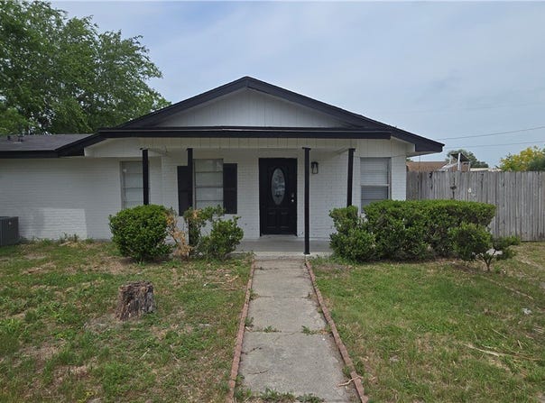 1013 Evergreen Street, Mathis, TX 78368