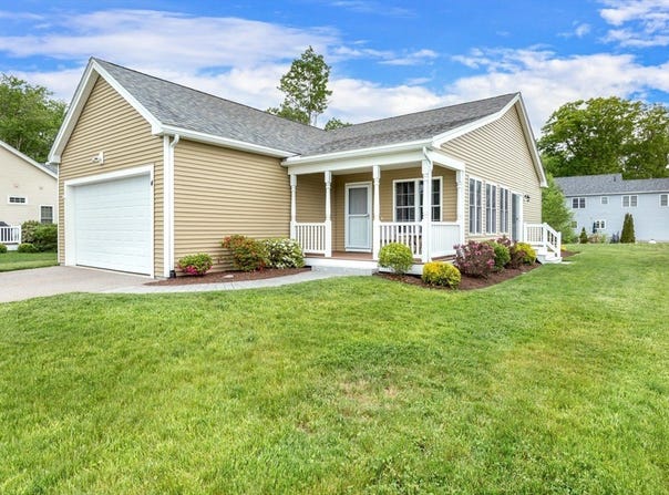 4 Candlelight Ln, Bellingham, MA 02019